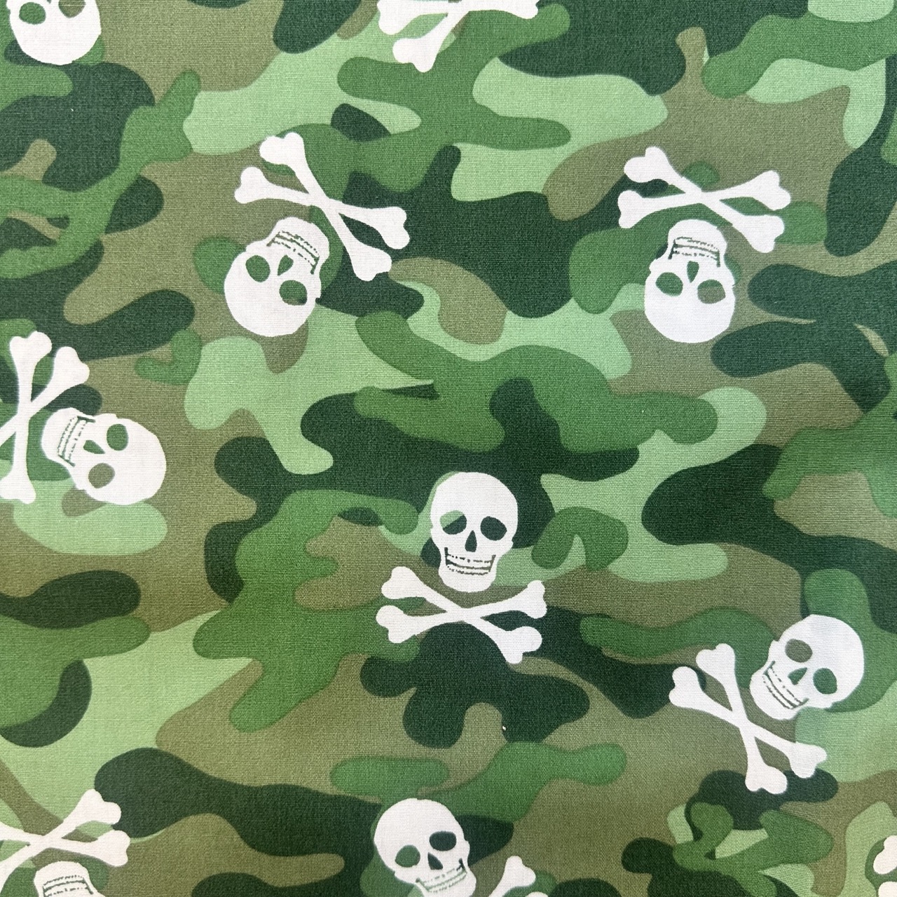 Camo skulls - bomullspoplin